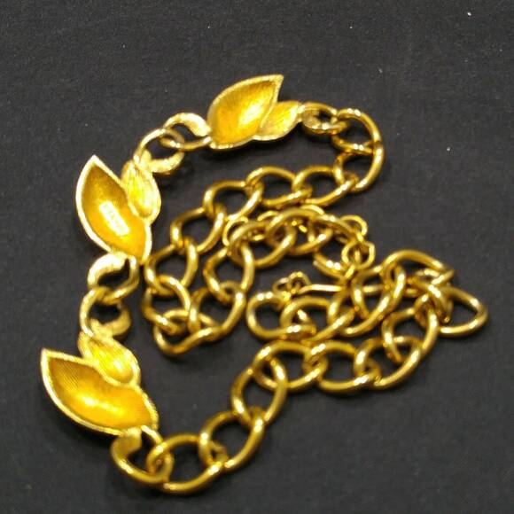 Vintage Monet Three Leaf Gold Plated Chain Necklace 1960s - Picture 7 of 9